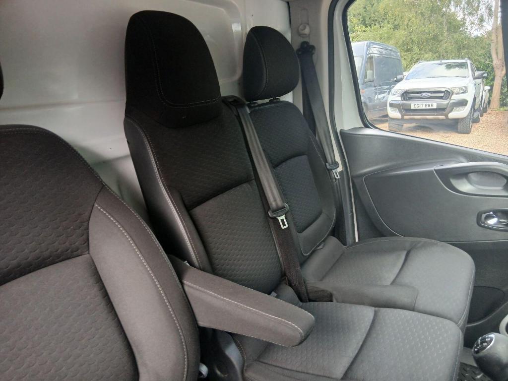 VAUXHALL VIVARO