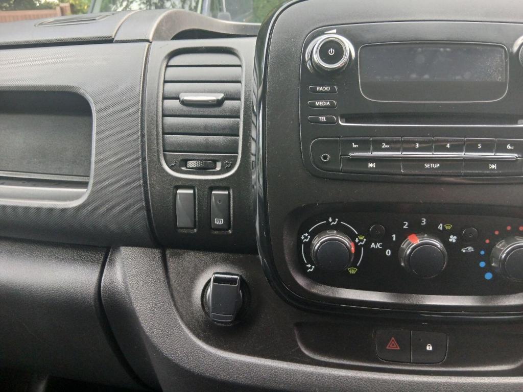 VAUXHALL VIVARO