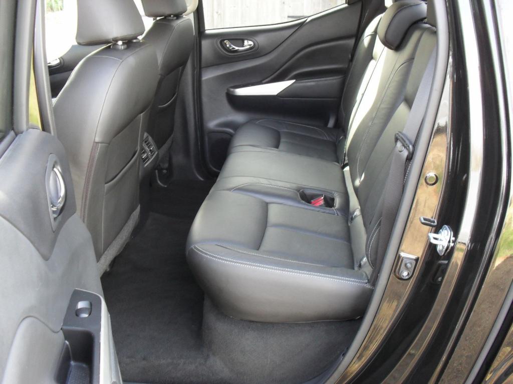 NISSAN NP300