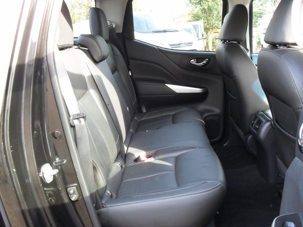 NISSAN NP300