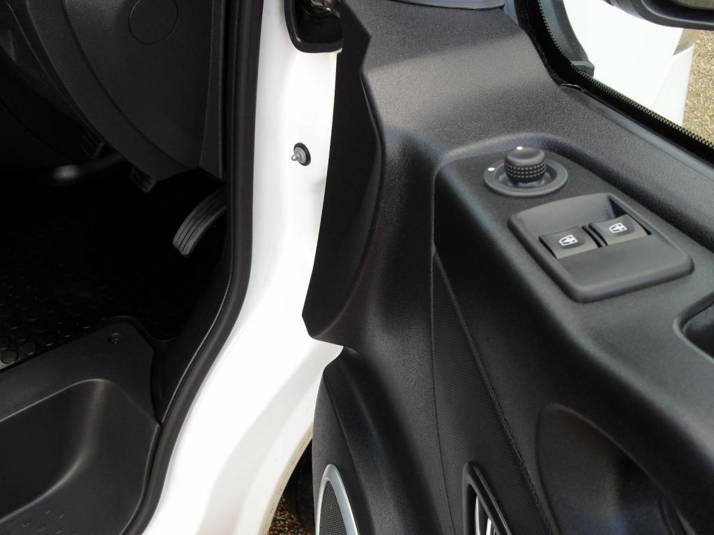 VAUXHALL VIVARO