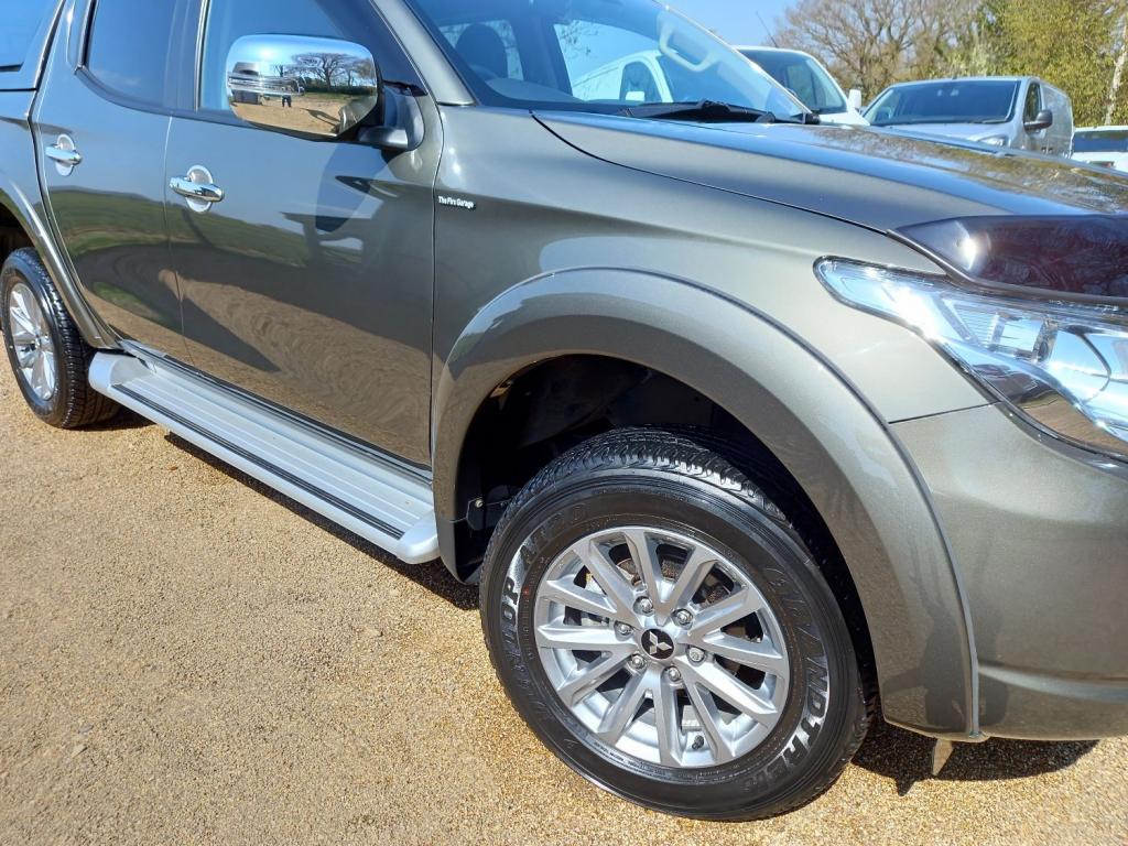 MITSUBISHI L200