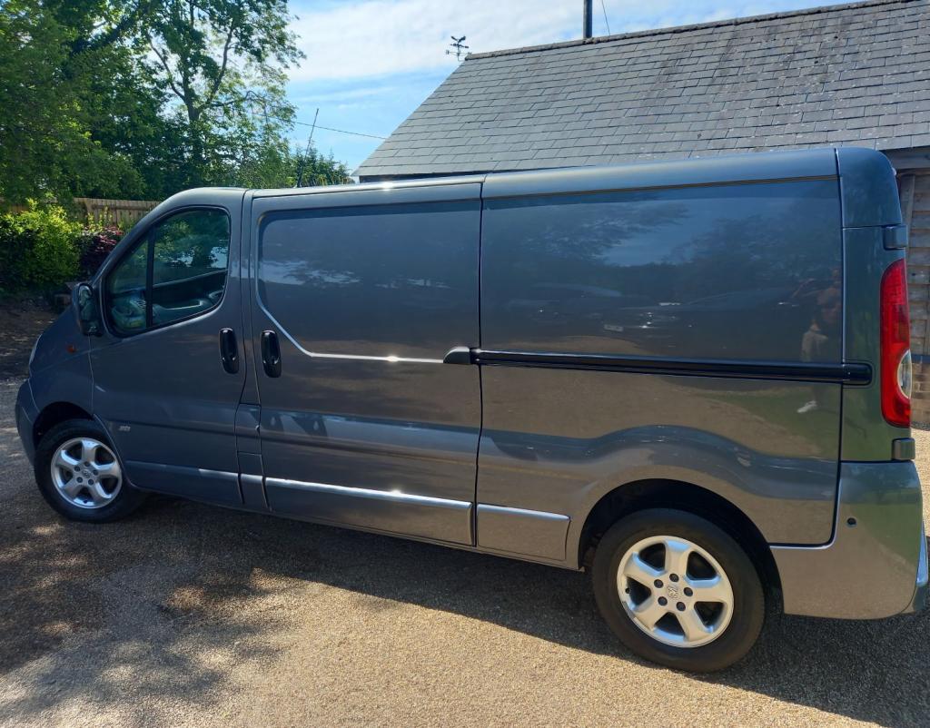 VAUXHALL VIVARO