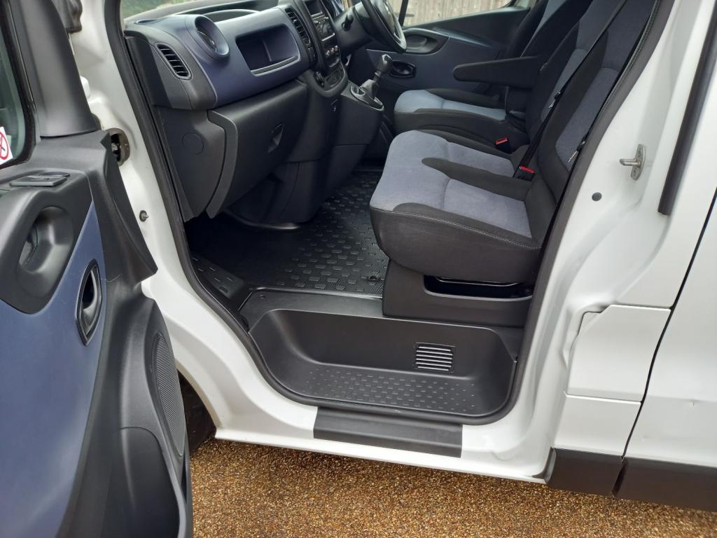 VAUXHALL VIVARO