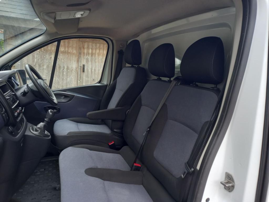 VAUXHALL VIVARO