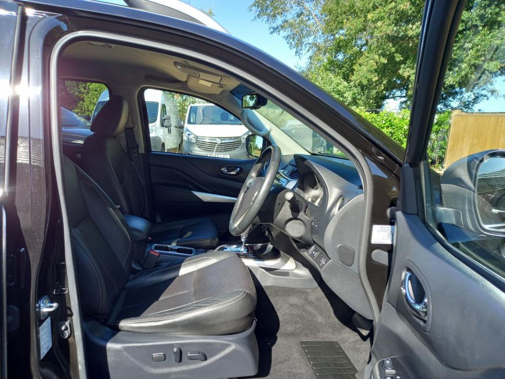 NISSAN NP300