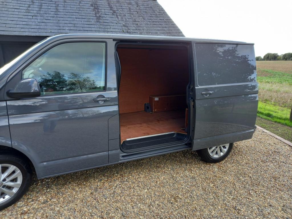 VOLKSWAGEN TRANSPORTER