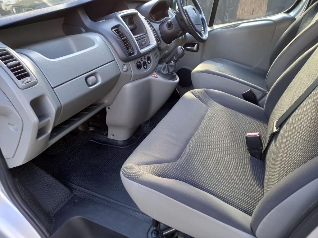 VAUXHALL VIVARO
