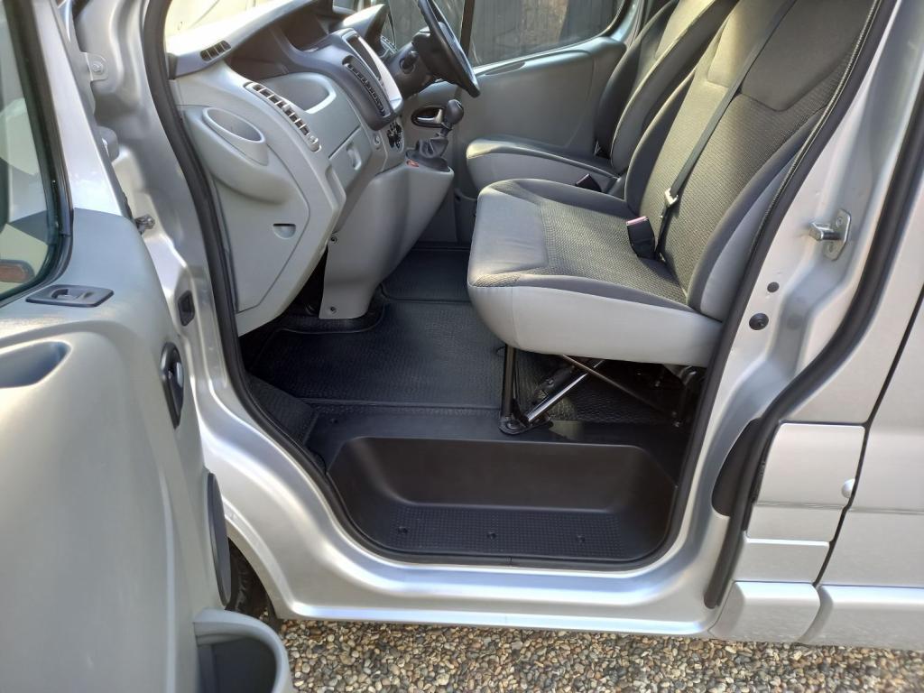 VAUXHALL VIVARO