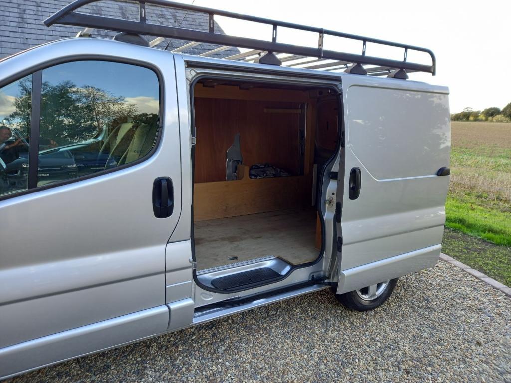 VAUXHALL VIVARO