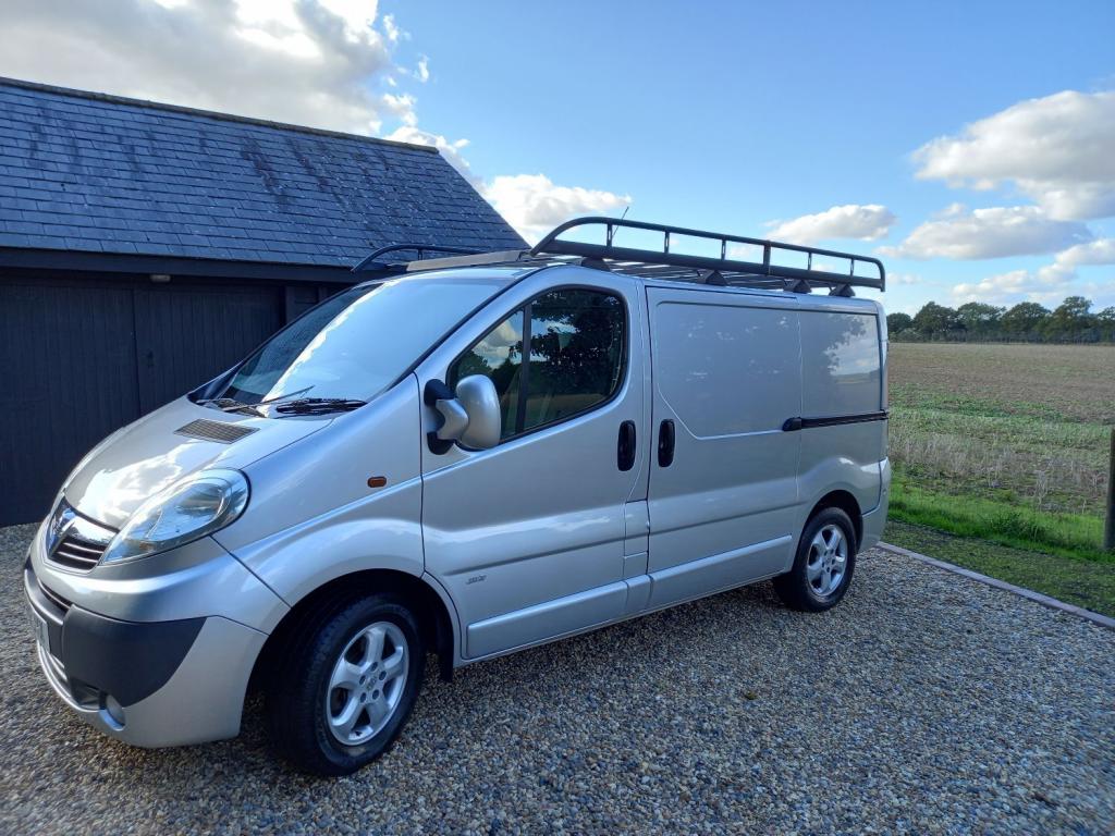 VAUXHALL VIVARO
