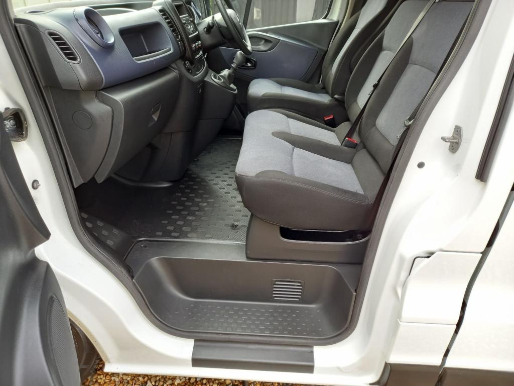 VAUXHALL VIVARO