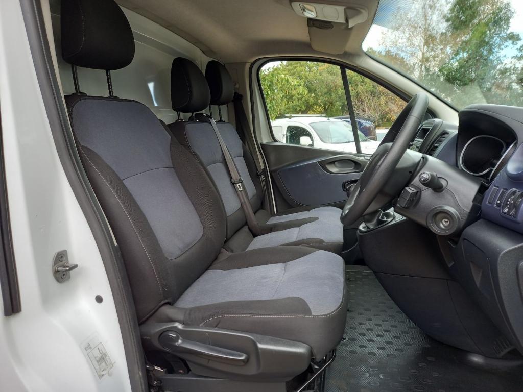 VAUXHALL VIVARO