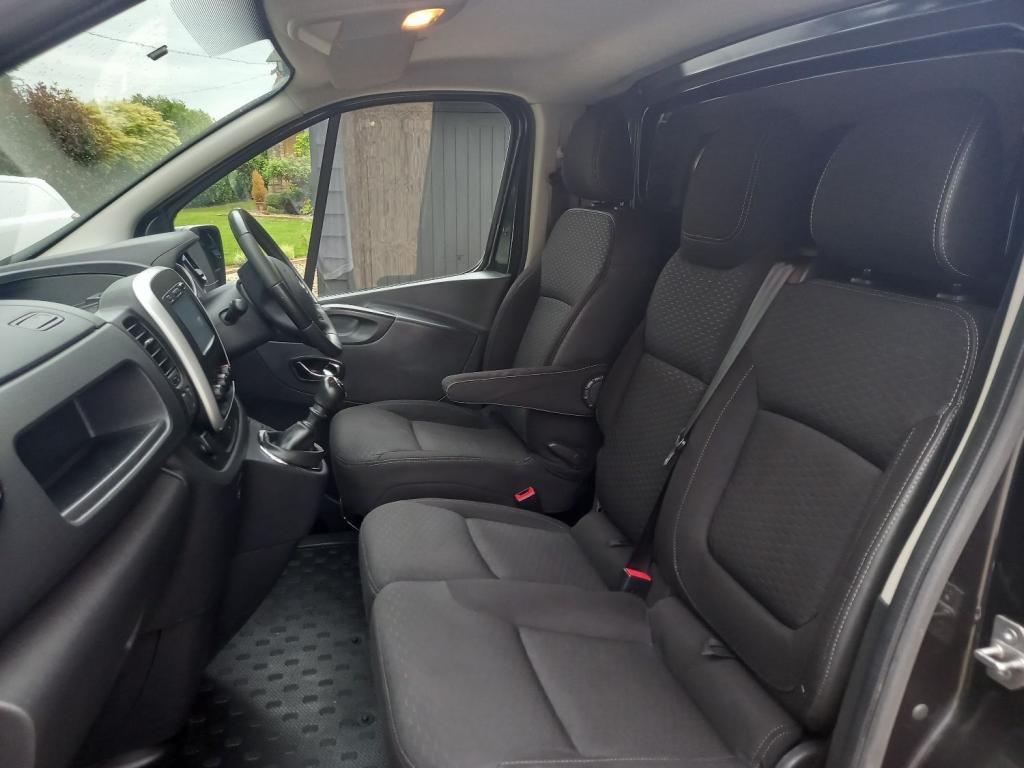 VAUXHALL VIVARO