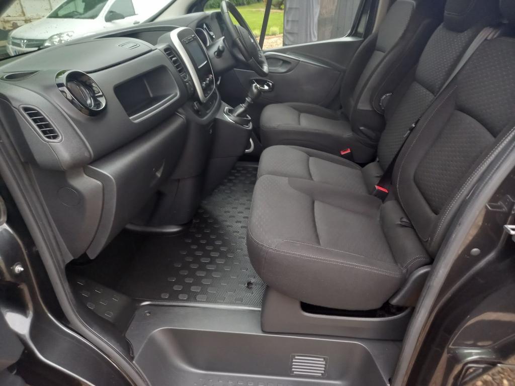 VAUXHALL VIVARO