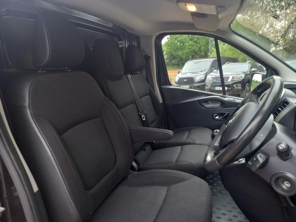 VAUXHALL VIVARO