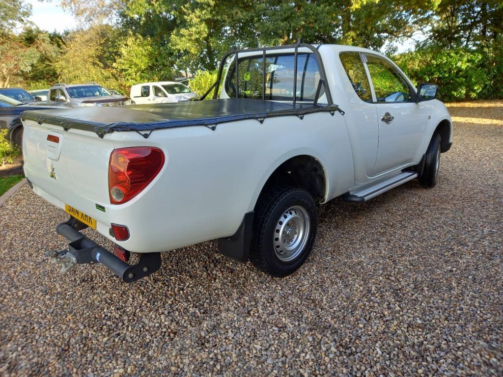 MITSUBISHI L200