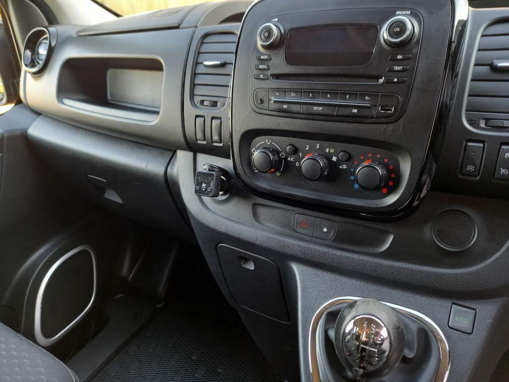 VAUXHALL VIVARO