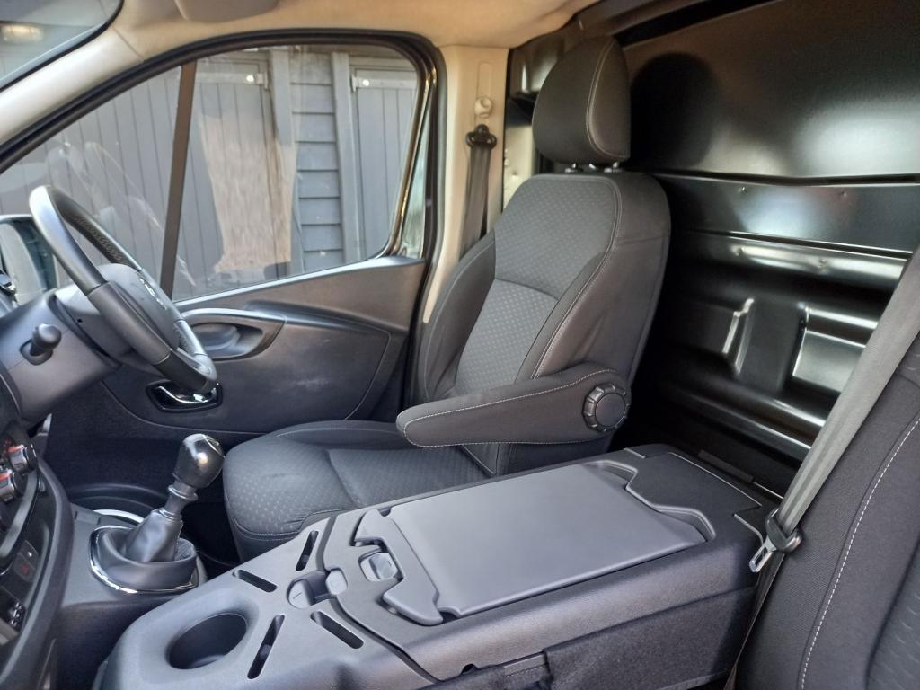 VAUXHALL VIVARO