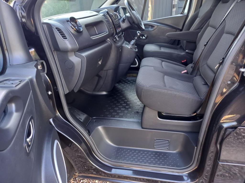 VAUXHALL VIVARO