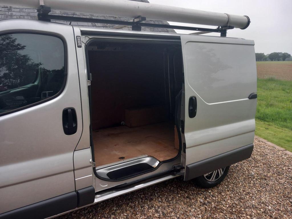 VAUXHALL VIVARO