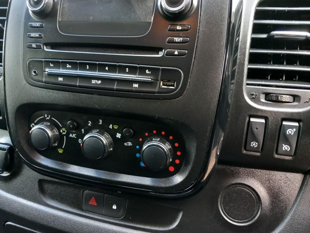 VAUXHALL VIVARO