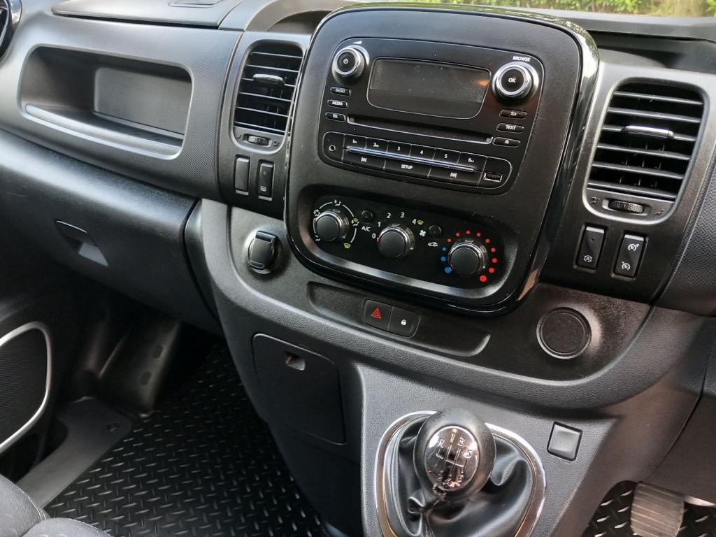 VAUXHALL VIVARO