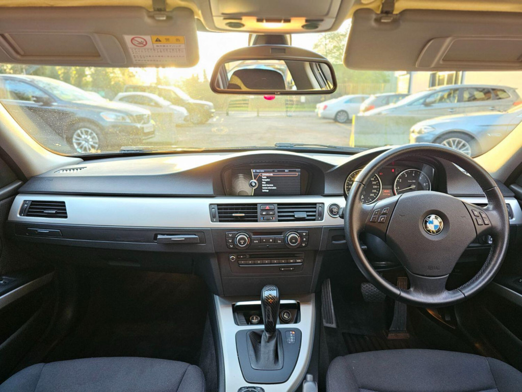 View BMW 3 SERIES TOURING 2.0 320i SE LOW MILEAGE ONLY 28,583 VERIFIED MILES SPACE GREY METALLIC 18 INCH ALLOY WHEELS 