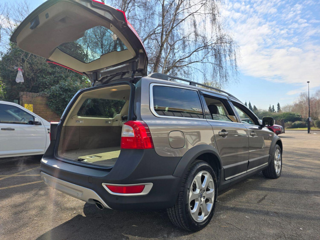 View VOLVO XC70 3.0 T6 SE BROWN AND CREAM INTERIOR CRUISE CONTROL ROOF RAILS IN PREPARATION DUE SOON