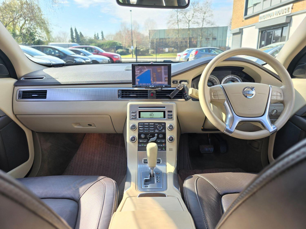 View VOLVO XC70 3.0 T6 SE BROWN AND CREAM INTERIOR CRUISE CONTROL ROOF RAILS IN PREPARATION DUE SOON