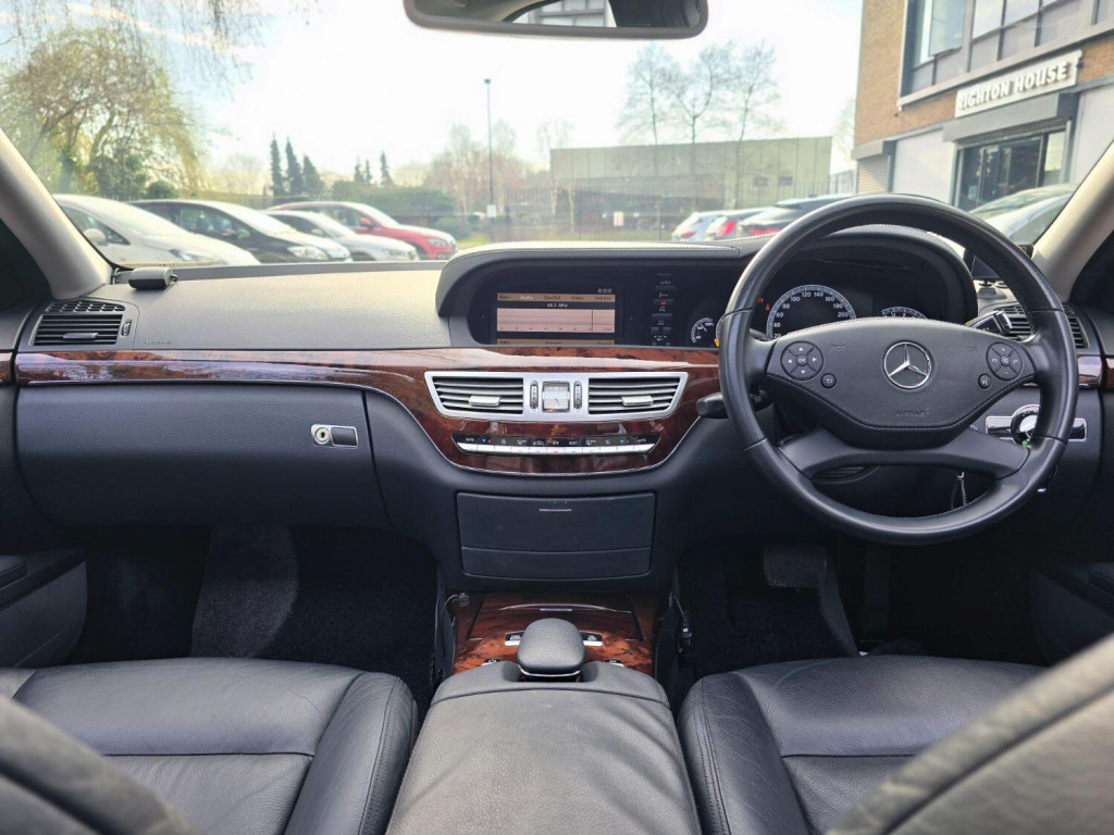 View MERCEDES-BENZ S CLASS S550 5.5 LTR 380BHP V8 DIAMOND WHITE PEARL LEATHER INTERIOR SLIDING SUNROOF ELECTRIC BLIND SYSTEM