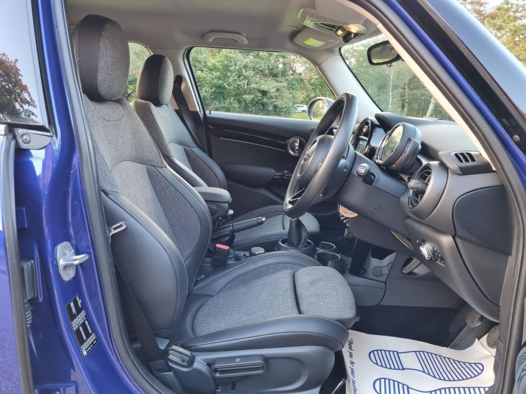 MINI HATCH