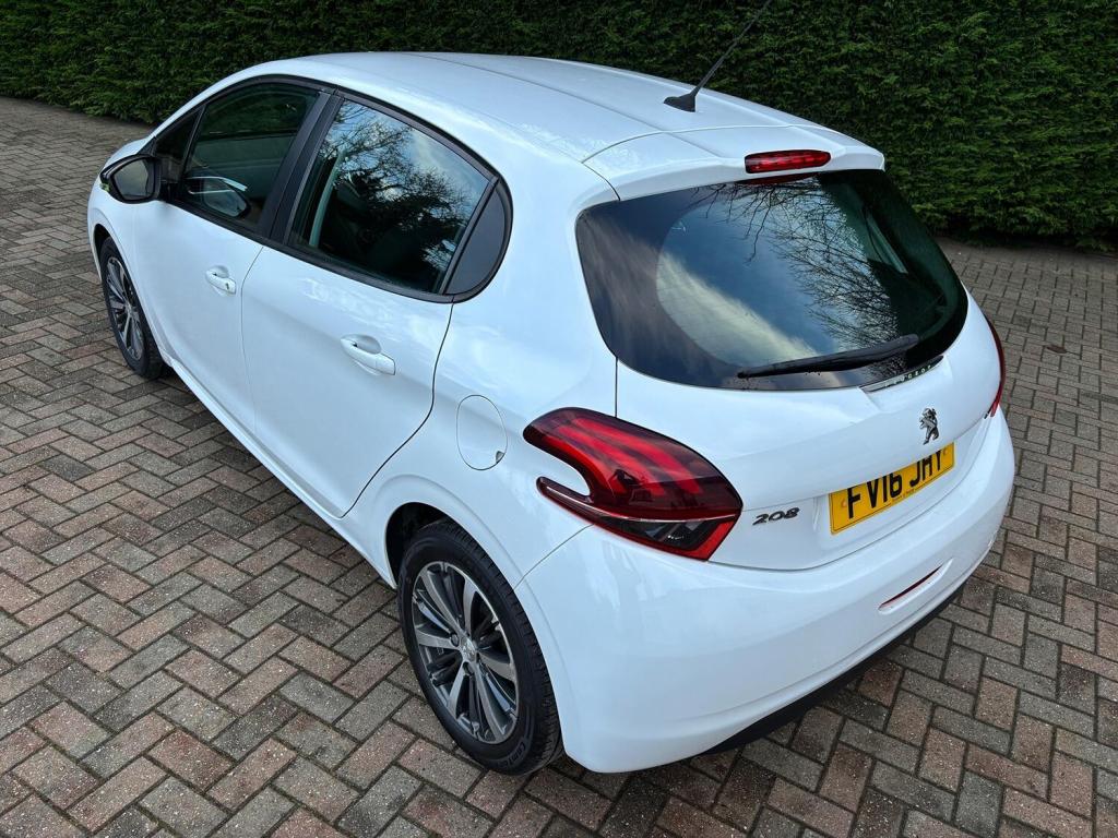 PEUGEOT 208