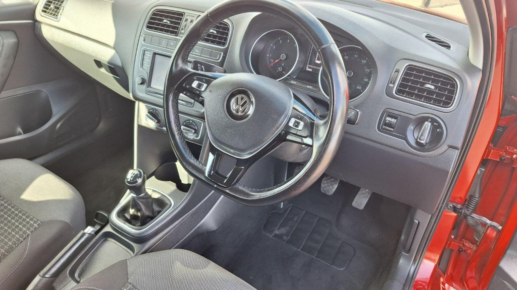 VOLKSWAGEN POLO