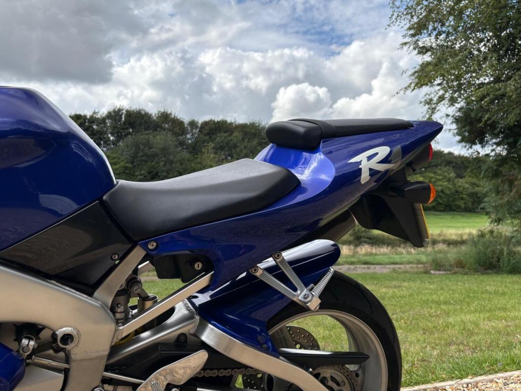 YAMAHA R1