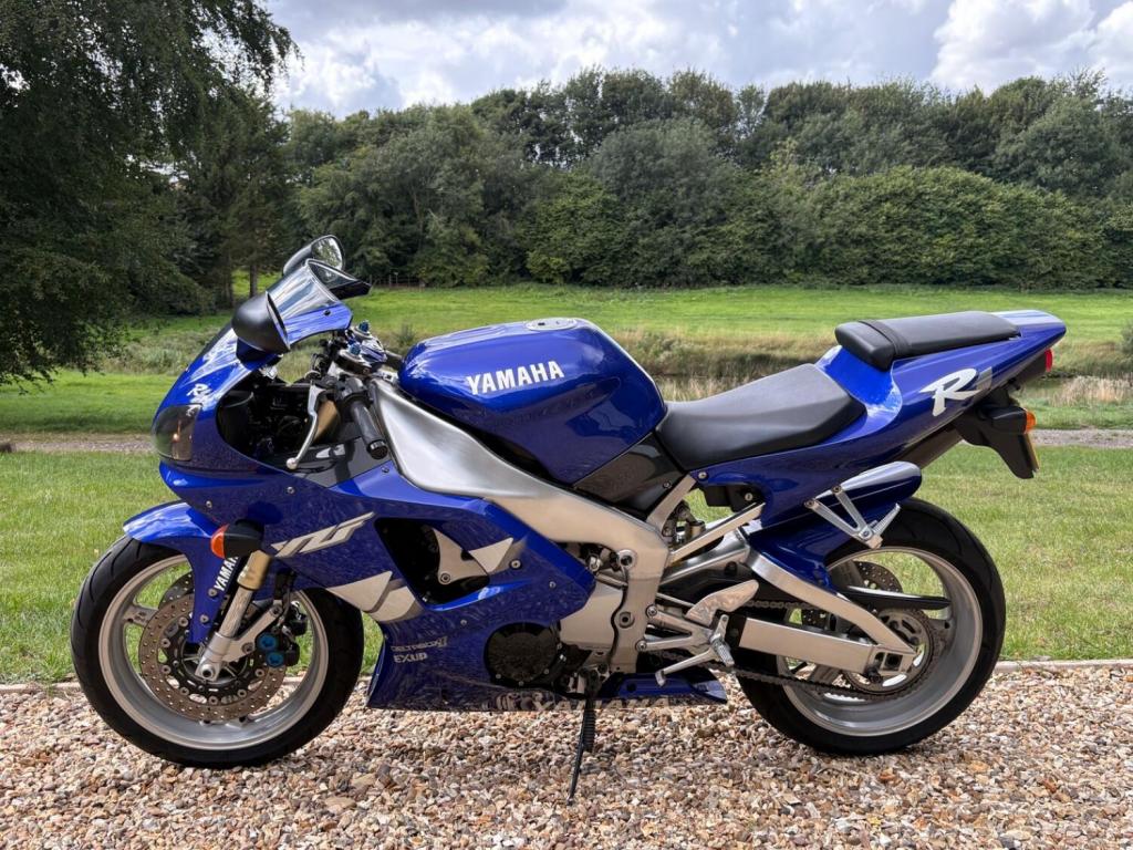 YAMAHA R1