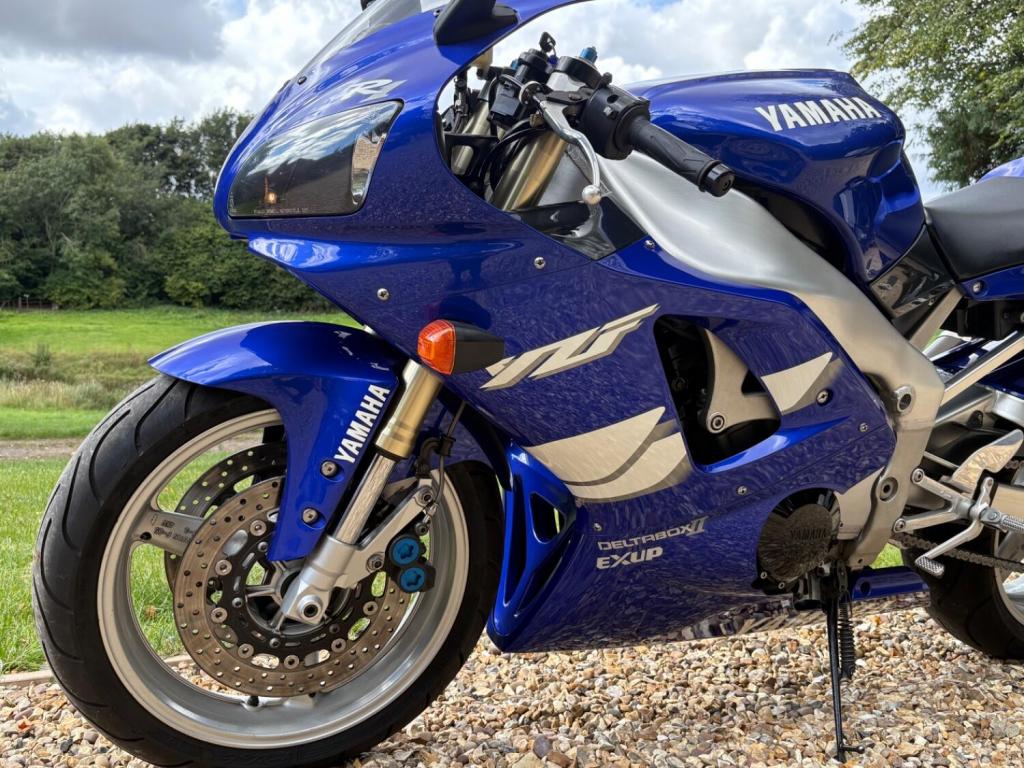 YAMAHA R1