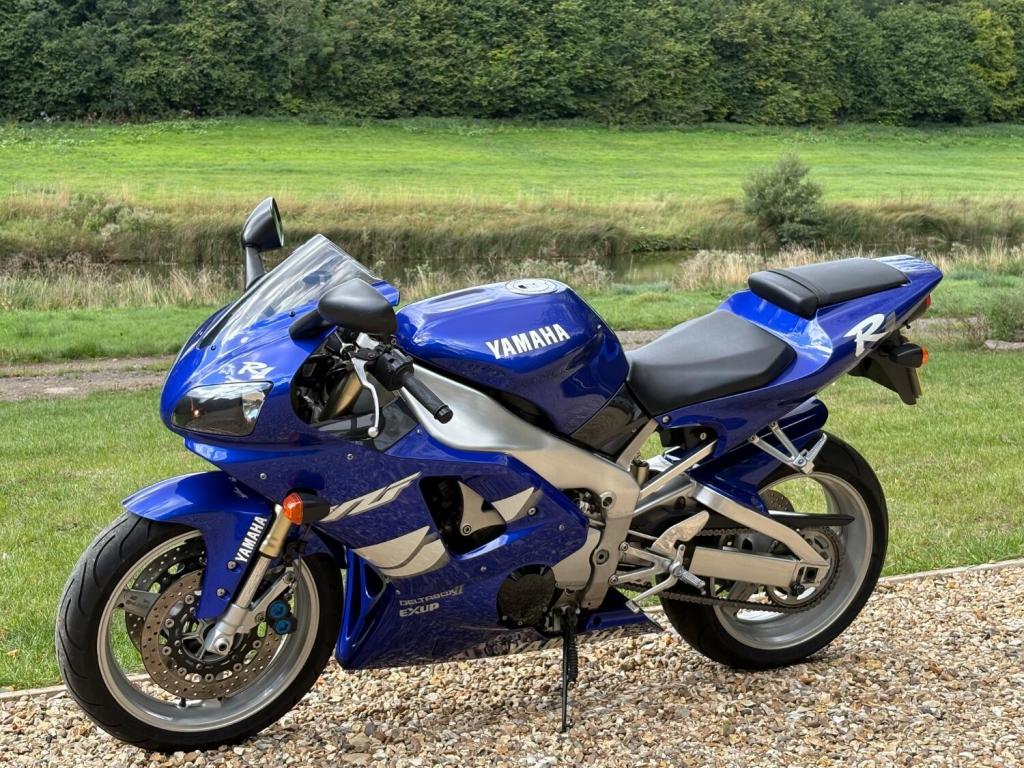 YAMAHA R1
