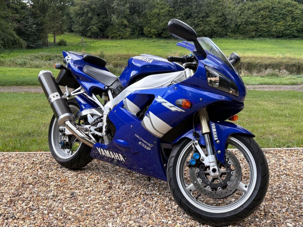 YAMAHA R1