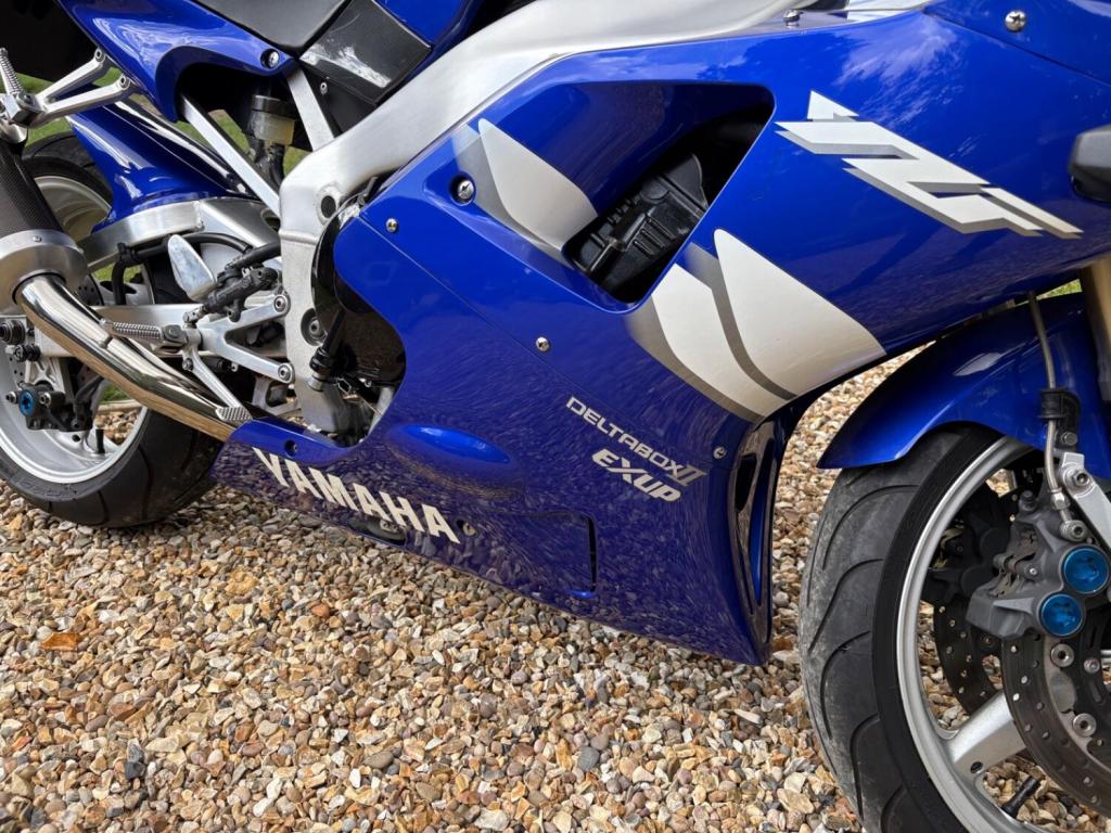 YAMAHA R1