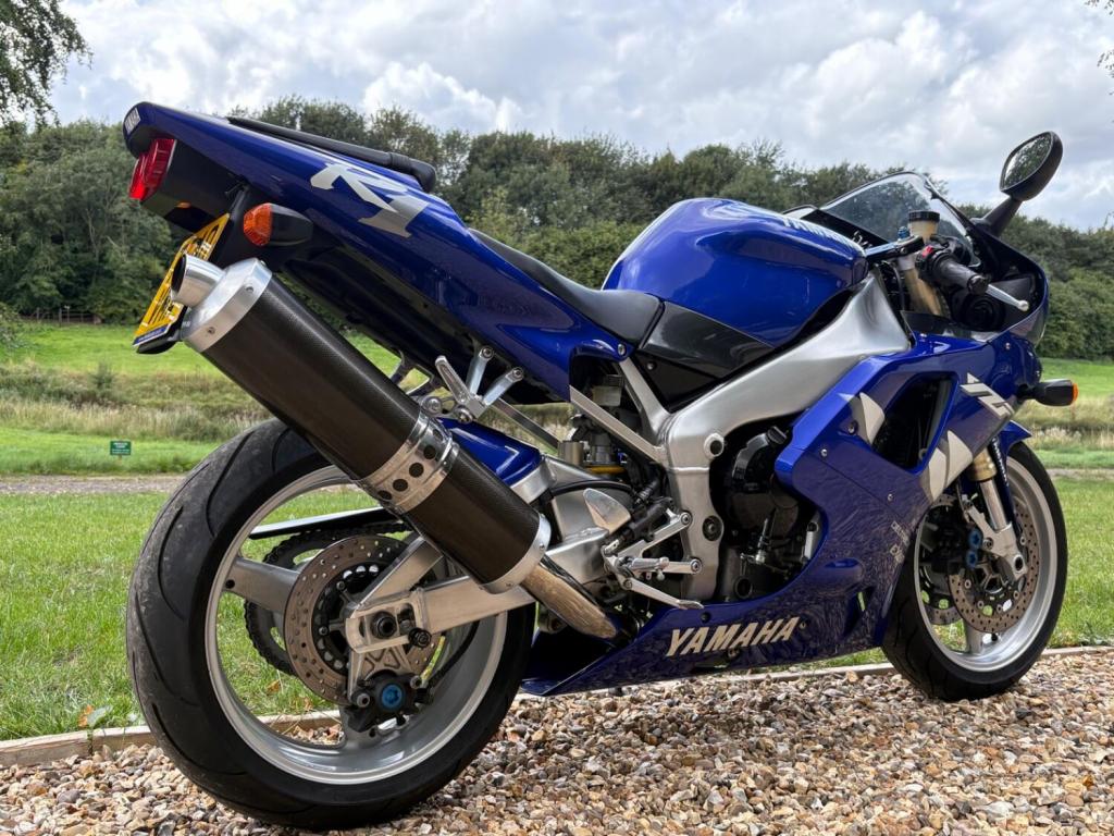 YAMAHA R1