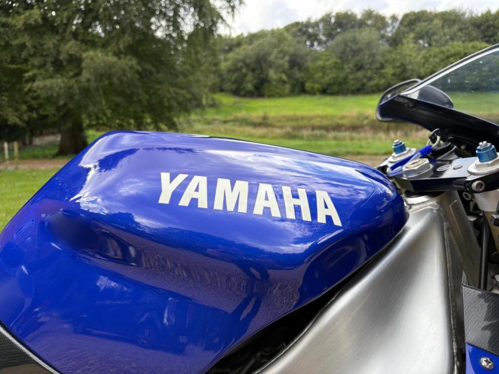 YAMAHA R1