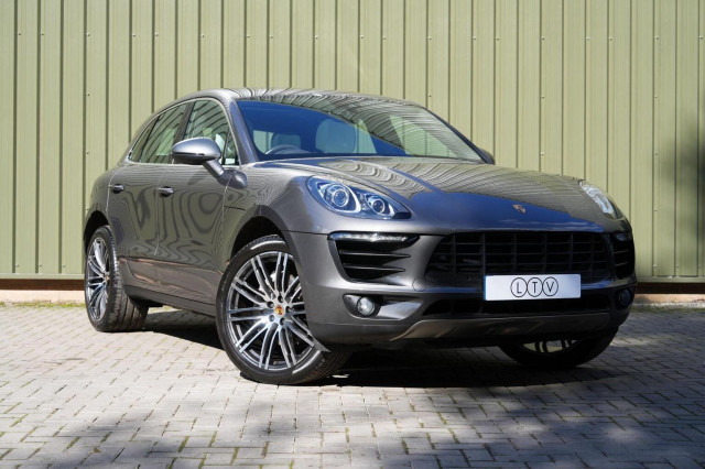 PORSCHE MACAN