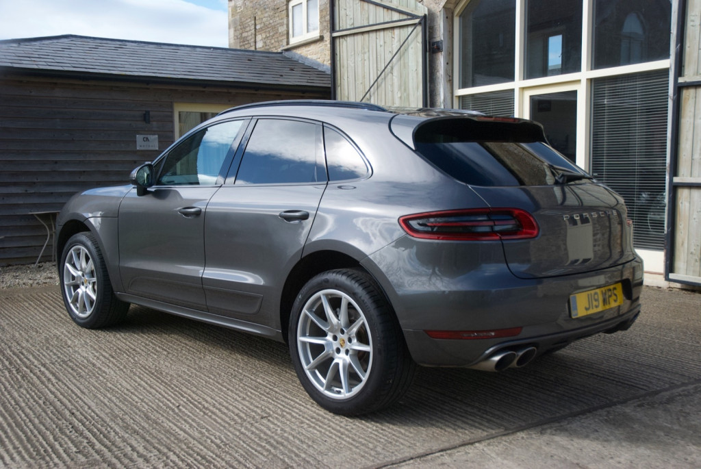 PORSCHE MACAN