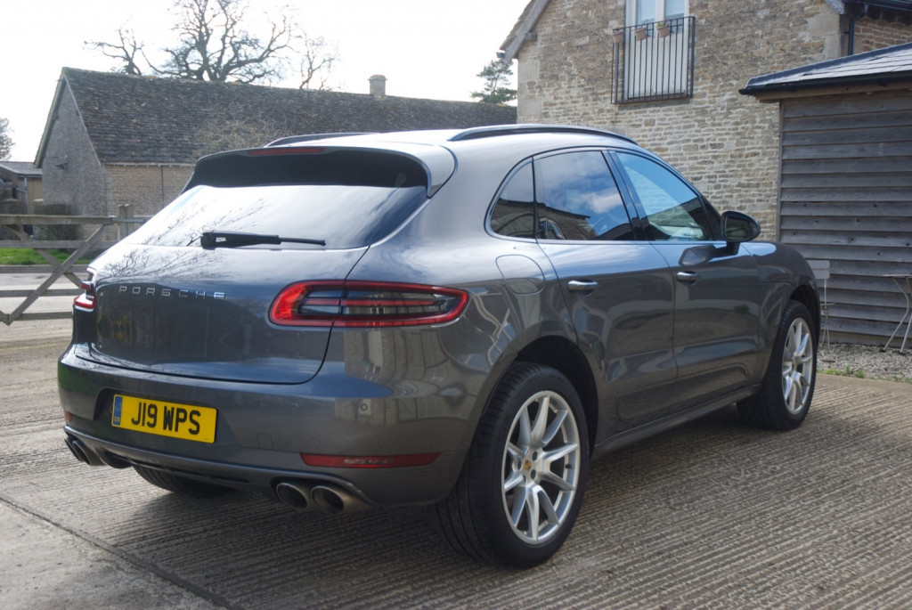 PORSCHE MACAN