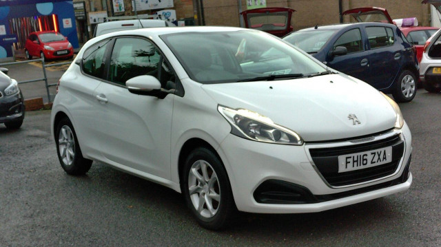 PEUGEOT 208
