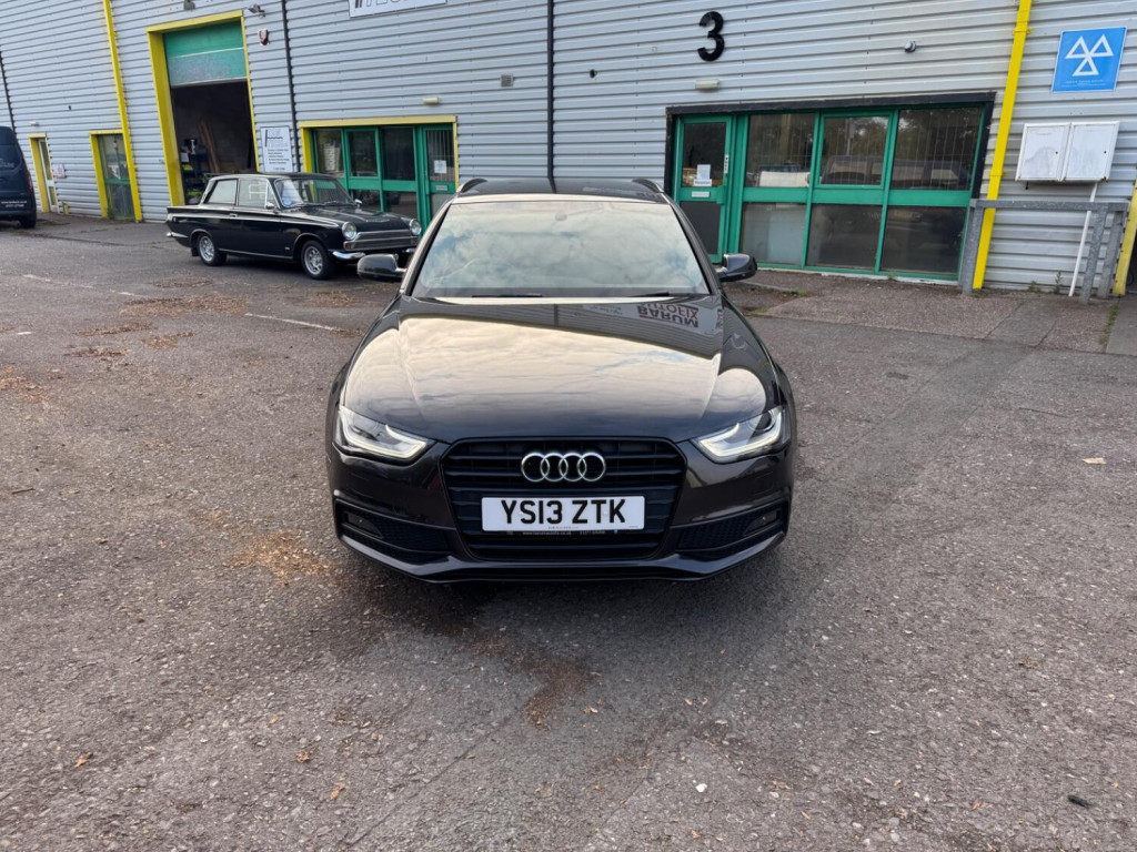 View AUDI A4 AVANT 2.0 TDI Black Edition