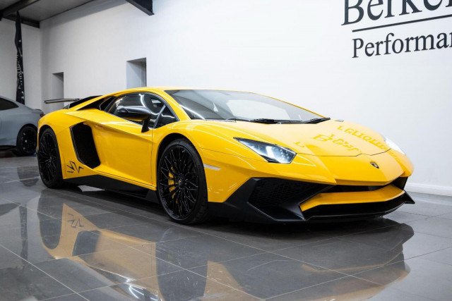 LAMBORGHINI AVENTADOR