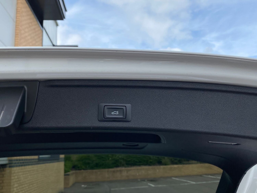 AUDI A4 AVANT 2.0 TDI S line Avant S Tronic quattro ss 5dr 2016