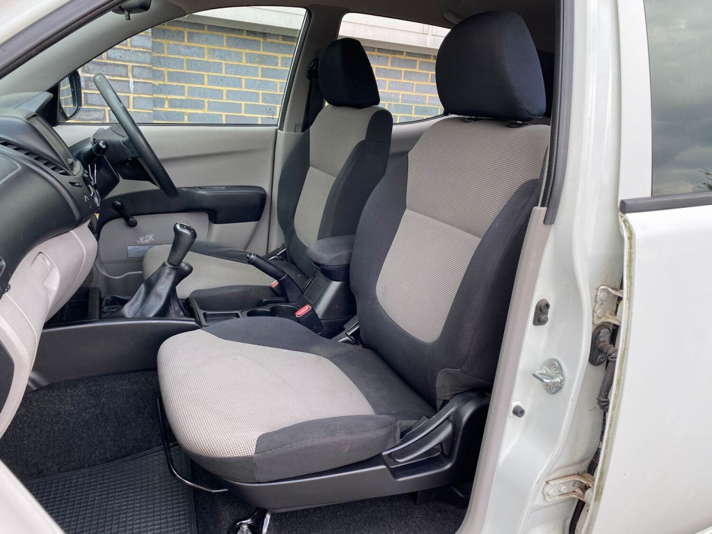 MITSUBISHI L200 2.5 DI-D CR 4Work Double Cab 4WD 4dr EU5 2013